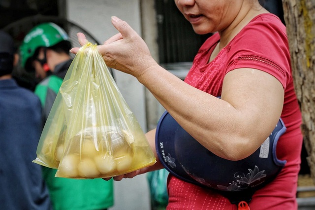 Người Hà Nội chen nhau xếp hàng mua bánh trôi ăn tết Hàn thực - 10