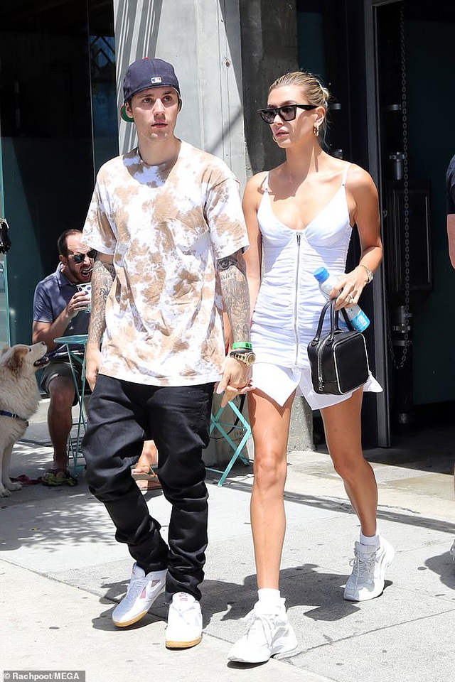 Hailey Baldwin khoe ngực gợi cảm đi ăn cùng Justin Bieber - 4