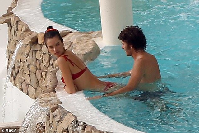 Alessandra Ambrosio tình tứ bên bạn trai Nicolo Oddi - 5 Alessandra Ambrosio tình tứ bên bạn trai Nicolo Oddi - 5