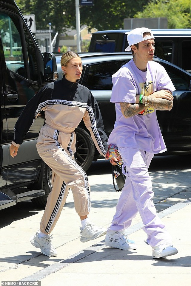 Hailey Baldwin khoe ngực gợi cảm đi ăn cùng Justin Bieber - 7