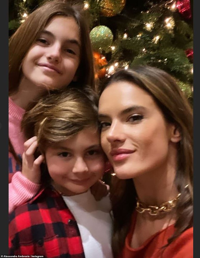 Alessandra Ambrosio vẫn gợi cảm ở tuổi 38 - 9 Alessandra Ambrosio vẫn gợi cảm ở tuổi 38 - 9