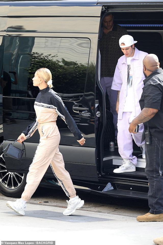 Hailey Baldwin khoe ngực gợi cảm đi ăn cùng Justin Bieber - 8