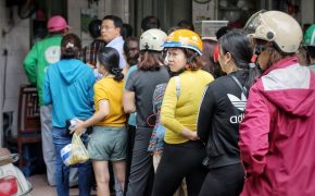 Người Hà Nội chen nhau xếp hàng mua bánh trôi ăn tết Hàn thực