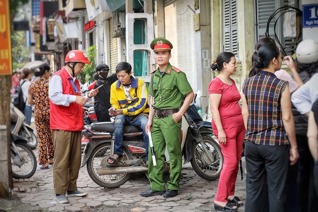 Người Hà Nội chen nhau xếp hàng mua bánh trôi ăn tết Hàn thực - 2