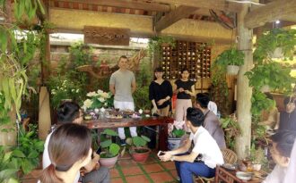 Quán quân pha chế trà thế giới “trình diễn” nghệ thuật pha trà tại Hà Nội