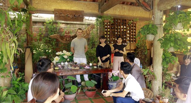 Quán quân pha chế trà thế giới “trình diễn” nghệ thuật pha trà tại Hà Nội