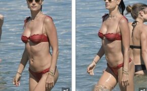 Alessandra Ambrosio vui đùa cùng con trên biển