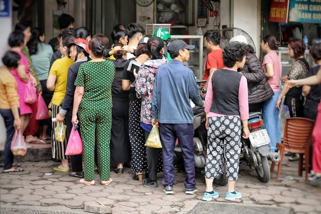 Người Hà Nội chen nhau xếp hàng mua bánh trôi ăn tết Hàn thực - 4