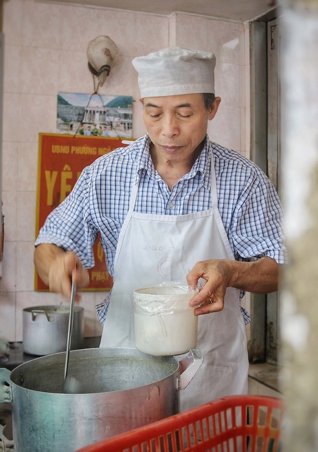 Người Hà Nội chen nhau xếp hàng mua bánh trôi ăn tết Hàn thực - 5