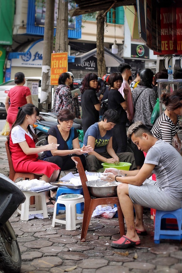 Người Hà Nội chen nhau xếp hàng mua bánh trôi ăn tết Hàn thực - 7