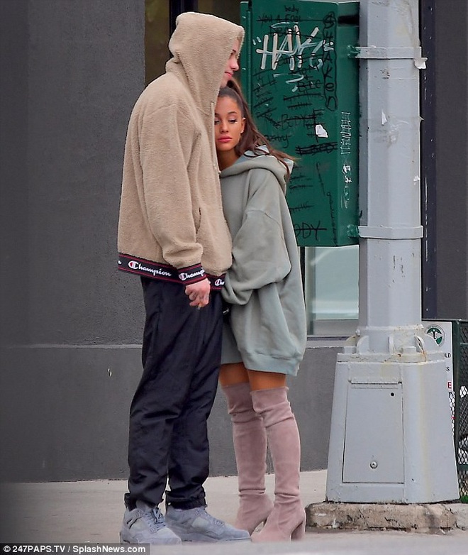 Ariana Grande đột ngột hủy hôn với Pete Davidson - 17