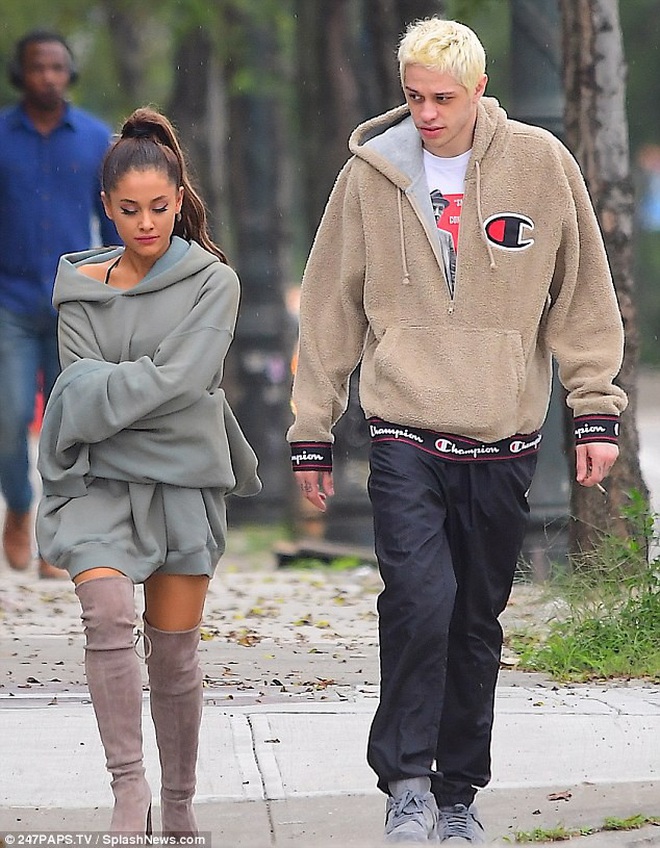 Ariana Grande đột ngột hủy hôn với Pete Davidson - 15