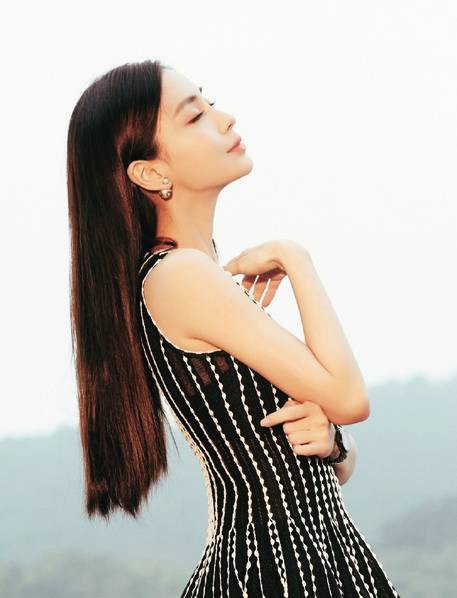  Sau khi sinh nở, vẻ ngoài của Angelababy càng thêm hoàn thiện. 