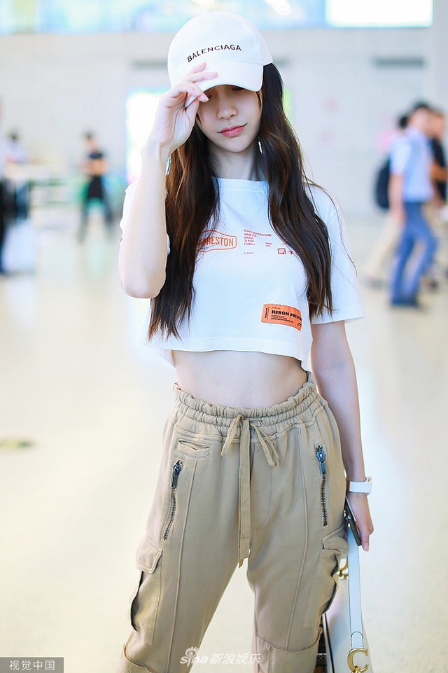 Angelababy đọ eo thon với Dương Mịch khi diện áo crop top - 7