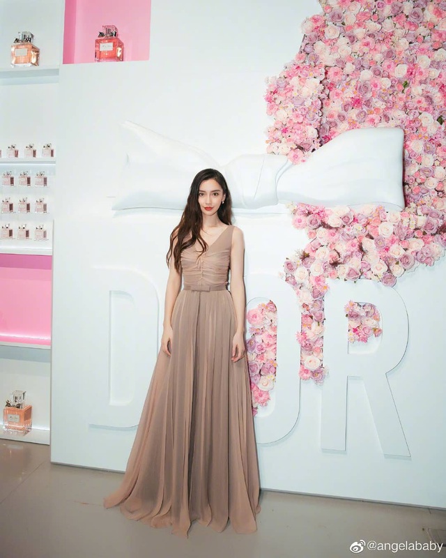 Angelababy đọ eo thon với Dương Mịch khi diện áo crop top - 9