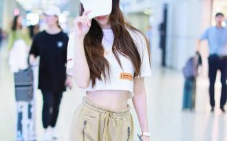 Angelababy đọ eo thon với Dương Mịch khi diện áo crop top
