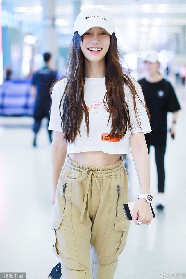 Angelababy đọ eo thon với Dương Mịch khi diện áo crop top - 4