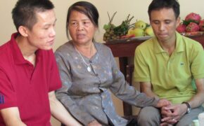 Nghẹn ngào cuộc gặp gỡ của người mẹ có con hiến giác mạc và người đàn ông được nhận