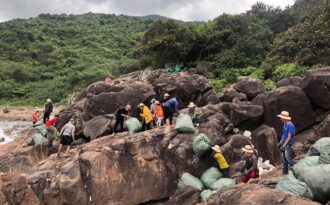 Hơn 100 bạn trẻ cùng “dọn rác Sơn Trà”