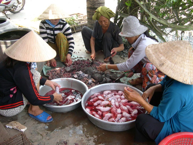  Thường thì những người phụ nữ phụ trách việc làm chuột 