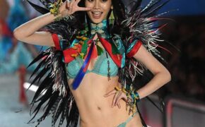 Siêu mẫu Victoria’s Secret phủ nhận mang bầu với “thiếu gia sòng bạc”