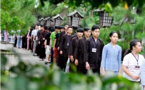 Người trẻ nườm nượp lên chùa “đi tu” dịp hè