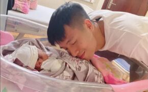 Hậu vệ Bùi Tiến Dũng hạnh phúc đón con gái đầu lòng chào đời