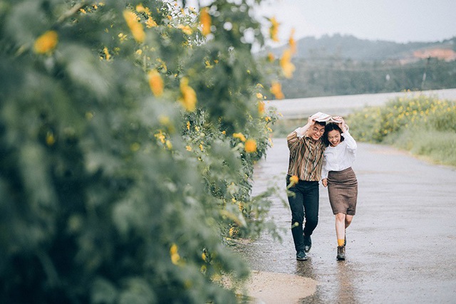 Cả hai chọn địa điểm chụp ảnh cưới là Đà Lạt bởi nơi đây khiến họ say đắm trước cảnh sắc rực rỡ của những mùa hoa. Họ đi xe máy từ Nha Trang đến Đà Lạt hơn 3 tiếng đồng hồ để có thể ghi lại khoảnh khắc đáng nhớ trong cuộc đời. Hoa dã quỳ vàng rực trong những khuôn hình, nụ cười tươi rói, ánh mắt dịu dàng như tiếng yêu chân thành mà Phi Hoàng và Thùy Mi vẫn luôn dành trao nhau.