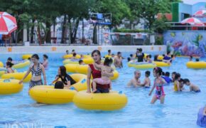 Hàng nghìn người đổ xô đến công viên nước Hồ Tây dịp nghỉ lễ