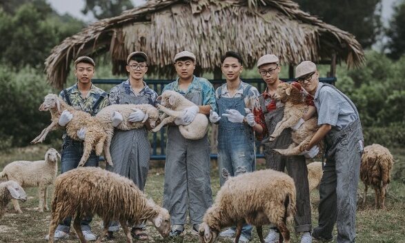 Ảnh kỷ yếu “nông trại vui vẻ” trên thảo nguyên của học sinh Nghệ An