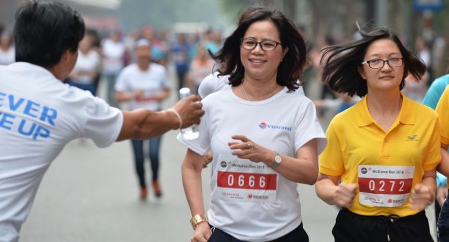 Hàng nghìn người xuống đường tham gia giải chạy đặc biệt giữa Thủ đô