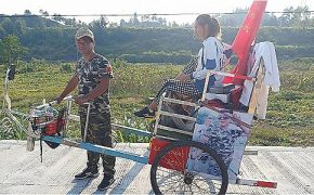 “Người chồng quốc dân” kéo xe đưa vợ vượt hàng ngàn cây số để tới điểm du lịch