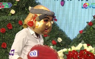 Lạ lùng chàng trai hóa trang ông Địa đến show hẹn hò