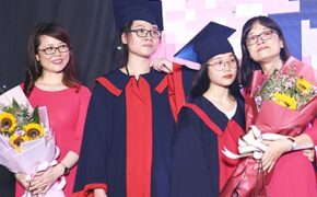 Thầy cô và học trò cuối cấp THPT Chuyên ngữ đong đầy cảm xúc đêm tri ân