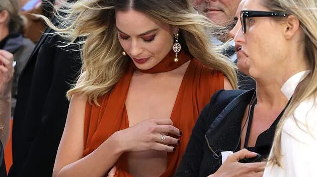 Dự công chiếu phim cùng Brad Pitt và Leonardo DiCaprio, Margot Robbie khổ sở giữ váy, đi với 3 trợ lý