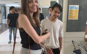 Angelina Jolie xúc động khi đưa Maddox sang Hàn quốc học đại học