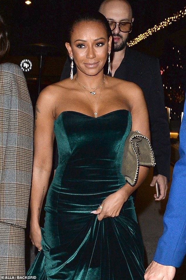  Mel B khoe ngực gợi cảm khi dự tiệc do kênh NBC và tạp chí Vanity Fair tổ chức tại Hollywood, California ngày 16/11 vừa qua 