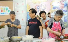 Hội bạn thân lớn tuổi tự thuê biệt thự để sống cùng nhau đến cuối đời!