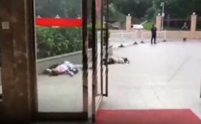 Đang gọi điện thoại, cô gái “bất tỉnh nhân sự” vì bị người nhảy lầu rơi trúng!
