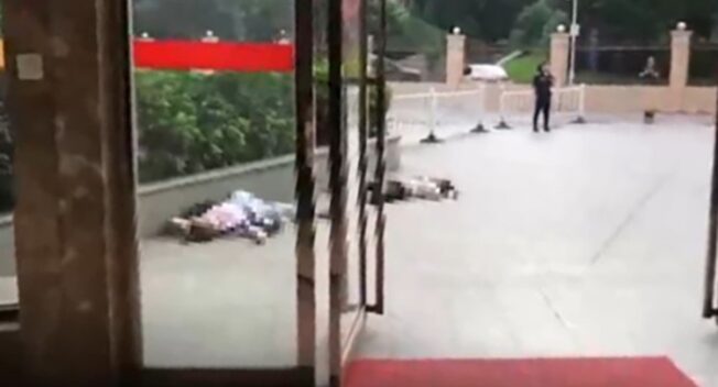 Đang gọi điện thoại, cô gái “bất tỉnh nhân sự” vì bị người nhảy lầu rơi trúng!