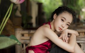 Khó rời mắt khỏi vẻ đẹp của bé gái 10 tuổi bên sen