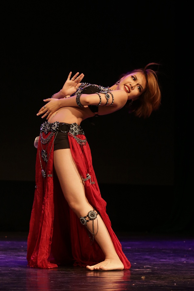 Không thể rời mắt trước đường cong quyến rũ của các vũ công bellydance - 9