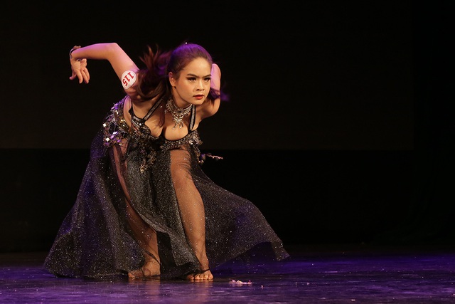 Không thể rời mắt trước đường cong quyến rũ của các vũ công bellydance - 10