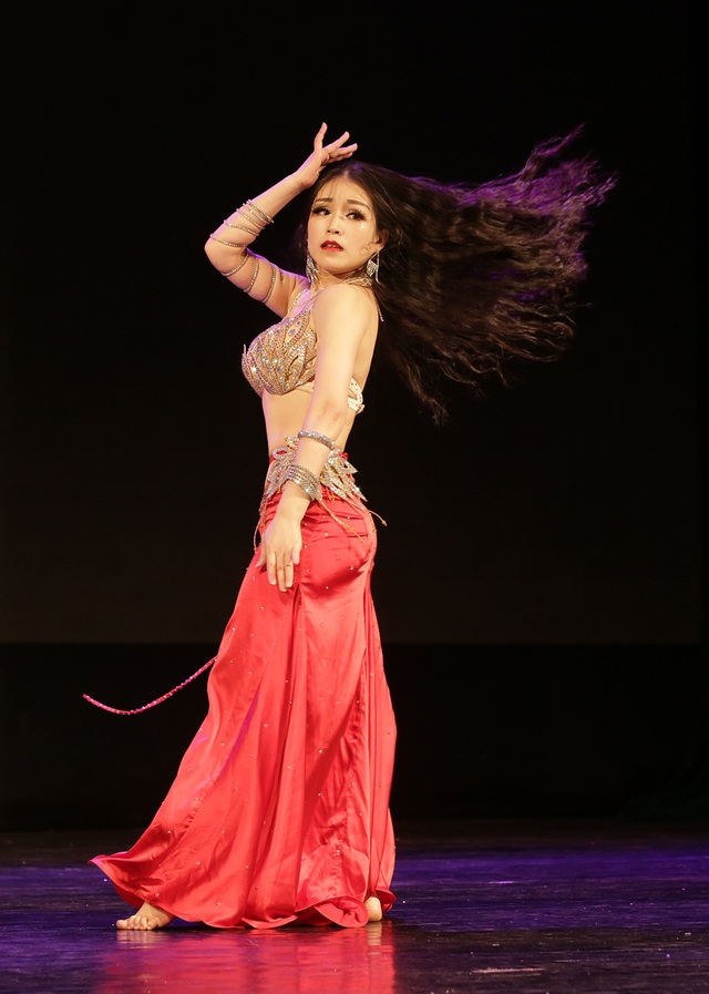 Không thể rời mắt trước đường cong quyến rũ của các vũ công bellydance - 2