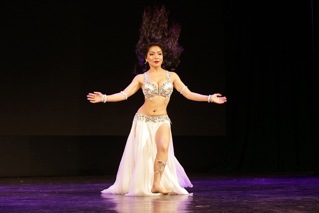 Không thể rời mắt trước đường cong quyến rũ của các vũ công bellydance - 3