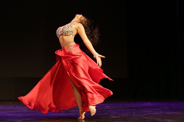 Không thể rời mắt trước đường cong quyến rũ của các vũ công bellydance - 4