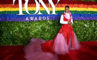 Nam diễn viên Billy Porter nổi bật với váy hồng trong sự kiện