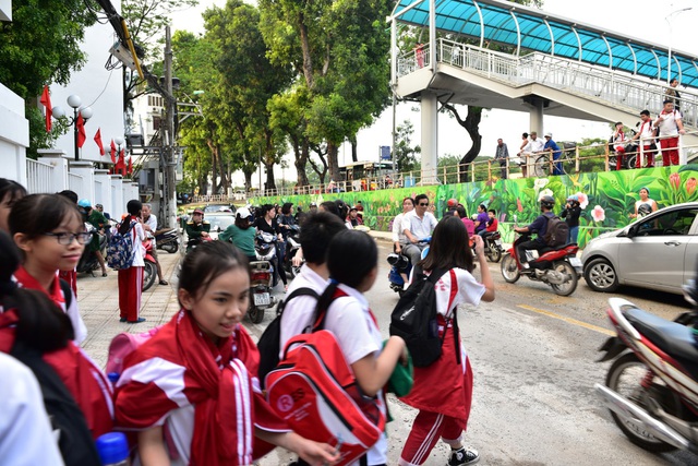 Nhiều người dân đã tìm đến bức tường hoa này để chụp ảnh trong những ngày nắng đẹp.