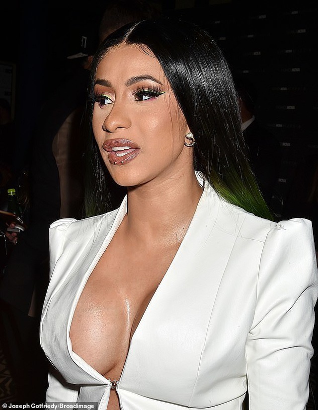 Cardi B tự tin khoe ngực mới chỉnh sửa - 1