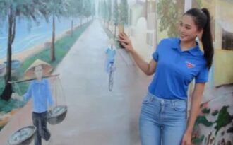 Hoa hậu Trần Tiểu Vy cùng đoàn viên thanh niên dọn rác trên bãi biển